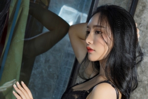小西长发过腰美女4K壁纸