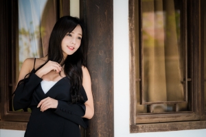 女模特 黑发美女户外摄影4k壁纸