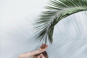 绿树叶外国女装海报高清PNG透明背景设计素材免费下载