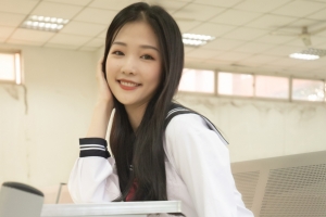 张芷馨 学生装制服美女4k手机壁纸2160x3840竖屏
