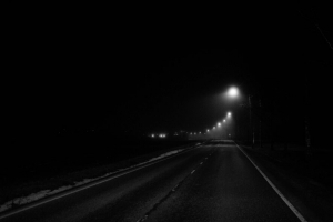 道路 灯光 夜晚 黑白 4k壁纸 3840x2160