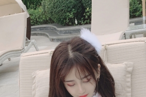 泳池 美女 杨清柠 碎花裙4k手机壁纸