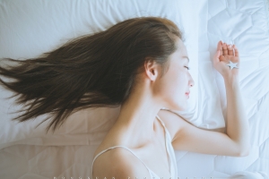 呼吸小木屋里阳光的味道 妮妮 床上 闭眼 温馨摄影图片