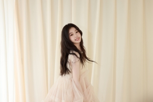暖色风格窗帘 养眼美女虞书欣4K壁纸 3840x2560