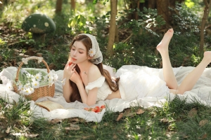 阳光 树林 草地 野餐美女 4k壁纸 3840x2160