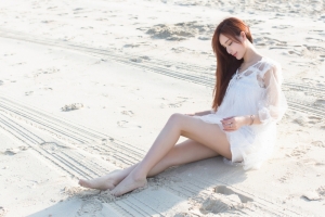 土肥圆矮挫穷 坐在沙滩上的美女4k壁纸
