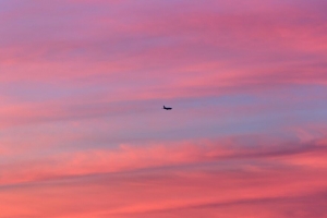 飞机 天空 云 极简主义 飞行 4k壁纸 3840x2160