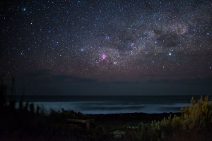 银河 夜 河 岸 草 4k壁纸 3840x2160