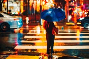 女孩 剪影 雨伞 街道 夜 4k壁纸 3840x2160