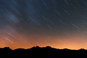 山脉 星空 夜晚 轮廓 黑暗 长曝光 4k壁纸 3840x2160