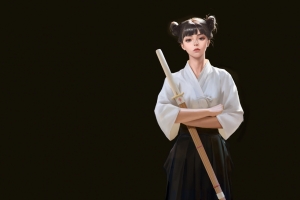 黑发女孩 宝剑 简单黑色背景4k壁纸