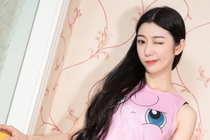 闭一只眼睛的可爱美女4K壁纸