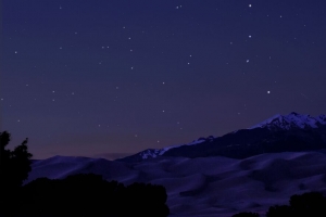 山脉 丘陵 树木 剪影 星星 夜晚 深色 4k壁纸 3840x2160