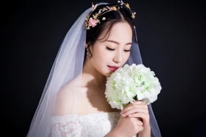 唯美新娘婚纱照片，鲜花点缀暗黑背景 4K高清壁纸3840x2160免费下载