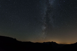 银河 星星 天空 夜晚 山丘 深色 4k壁纸 3840x2160