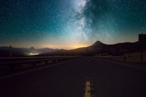 星空 地平线 夜晚 道路 4k壁纸 3840x2160