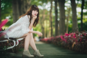 公园里坐着的可爱清纯美女4k图片壁纸