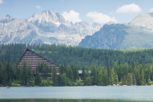 森林山脉和湖全景风景3440x1440壁纸