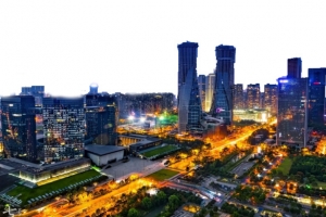 站在城市市中心