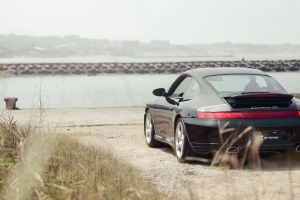 保时捷911 carrera 4s 保时捷 汽车 跑车 黑色 后视 海滨 4k壁纸 3840x2160