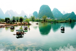 青山绿水中的小船背景素材
