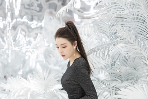 刘奕宁 银黑色包臀裙养眼好看身材美腿美女4k手机壁纸竖屏美女下载