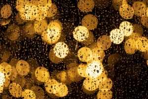 滴 眩光 散焦 湿气 光线 玻璃 雨水 4k壁纸 3840x2160