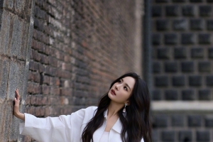 杨幂白色裙子砖墙4K超高清手机壁纸2160x3840免费下载