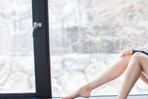 窗台美女许诺Sabrina 3440x1440壁纸