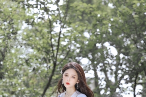 公园 树 花 好看长裙子美女4k手机壁纸2160x3840