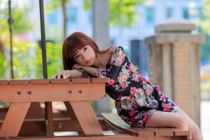 鲜花图案连衣裙 美女 美腿 5K美女壁纸
