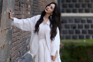 杨幂白色裙子砖墙4K高清美女电脑壁纸3840x2560免费下载