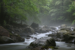 山间小溪背景图