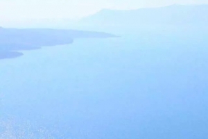 蓝色平静海面邮轮