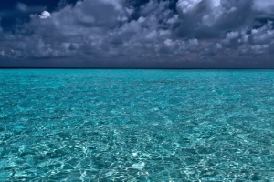 水面海洋乌云高清