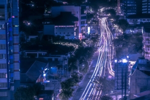 夜城 道路 鸟瞰图 灯光 运动 4k壁纸 3840x2160