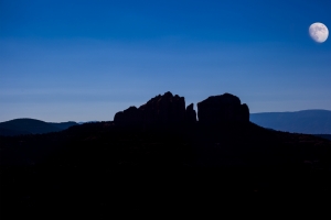 夜晚 山 天空 月光 4K风景壁纸