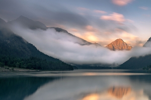 黄昏远山背景图