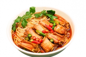 美味好吃的香辣排骨面